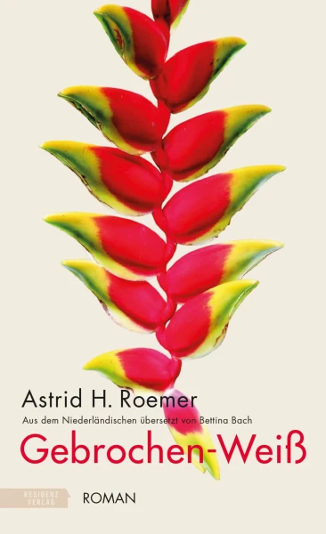 Buchcover "Gebrochen-Wei&szlig;" von Astrid H. Roemer, &uuml;bersetzt von Bettina Bach, ver&ouml;ffentlicht vom Residenz Verlag. Das Cover zeigt einen Zweig von roten und gr&uuml;nen tropischen Bl&auml;ttern auf einem wei&szlig;en Hintergrund.