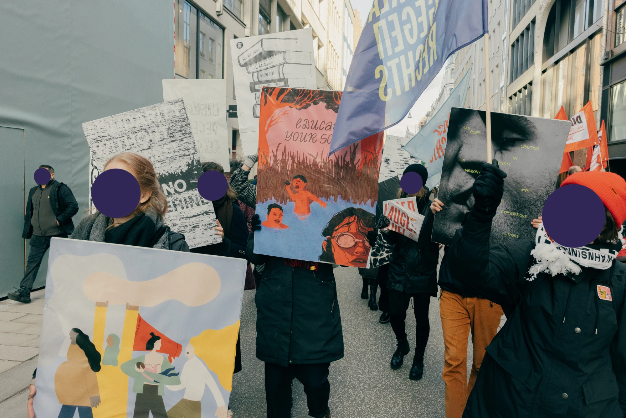 Eine Gruppe von Menschen, die Plakate halten.