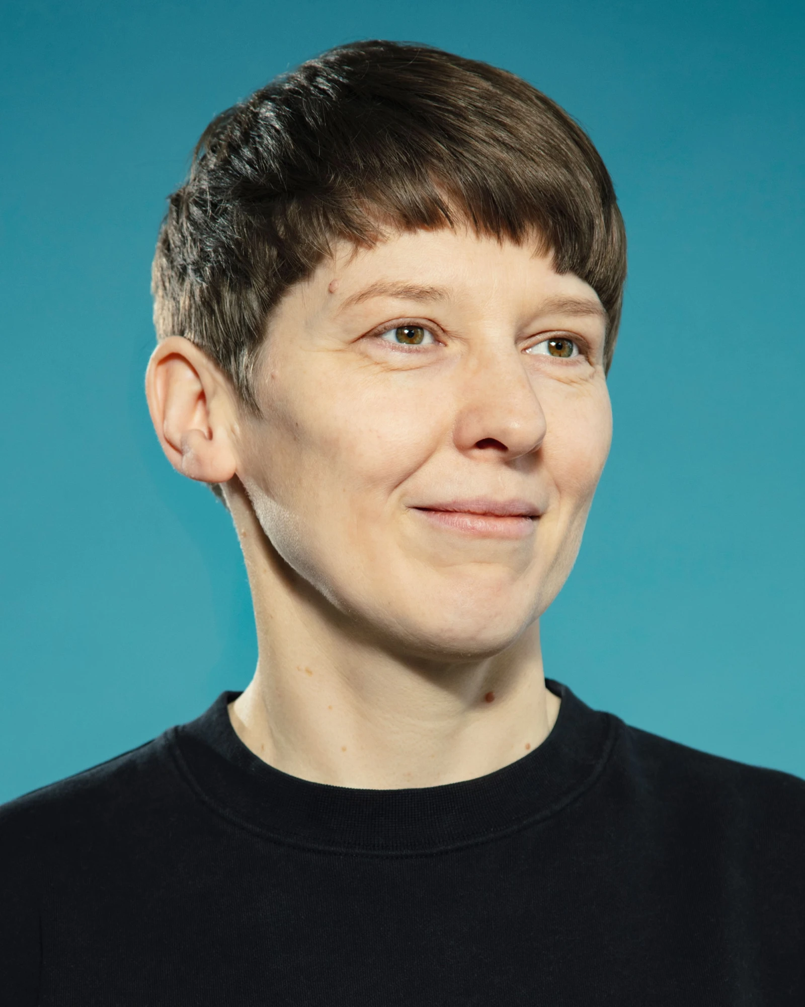 Ein Portrait von Chris Campe vor blauem Hintergrund