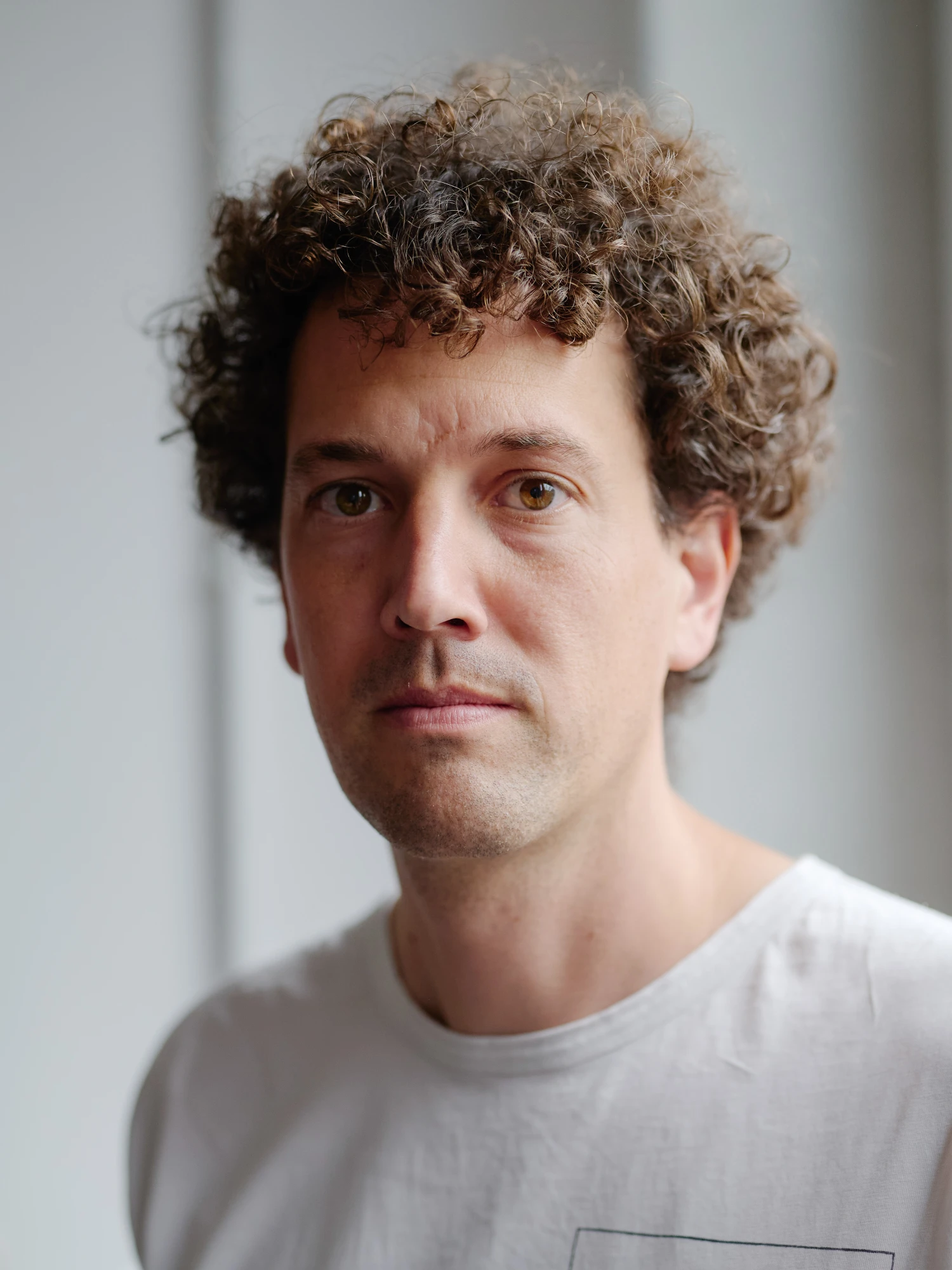 Portrait von Simon Wahlers vor wei&szlig;em Hintergrund.